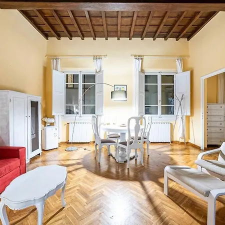 Historic Centre Elegant Apartment